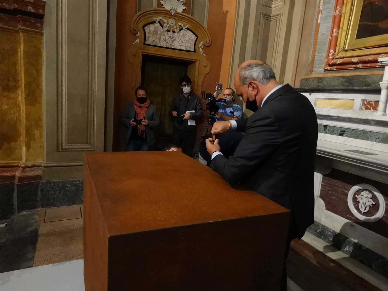 Chiusura finale del sepolcro in acciaio corten di Don Stefano Gerbaudo, settembre 2020