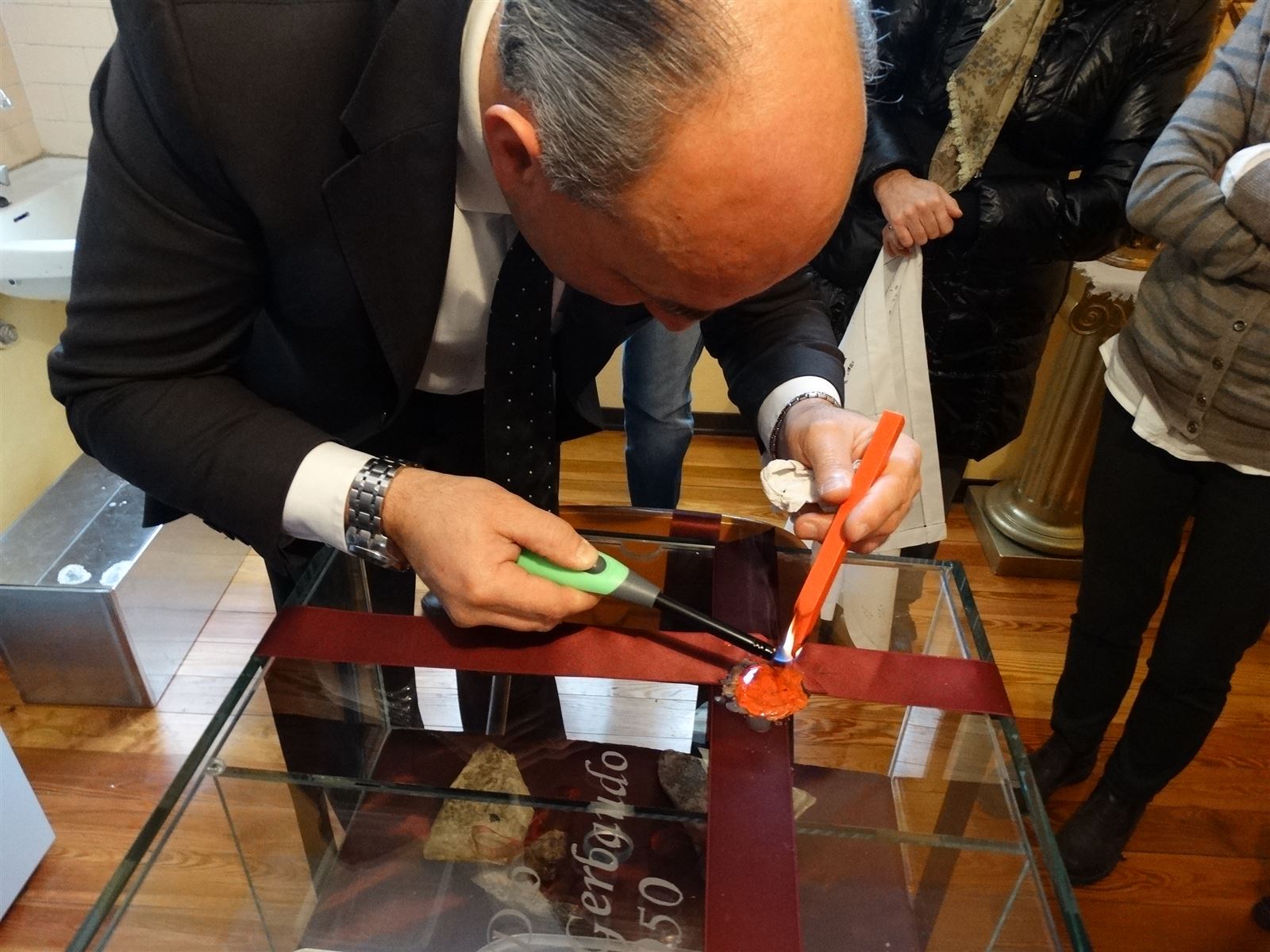 Ricomposizione dei resti di Don Stefano Gerbaudo nella teca in vetro, novembre 2013